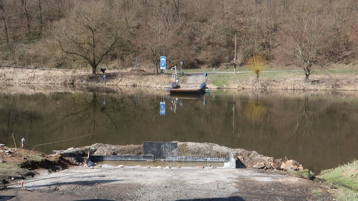Fandové unikátního přívozu přes Berounku ostrouhali. Zvítězila lávka